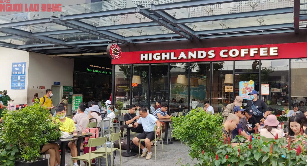 Giá đồ ăn sân bay có thực sự "trên trời"? Chuyên gia ẩm thực tiết lộ điều bất ngờ- Ảnh 3. Giá đồ ăn sân bay có thực sự "trên trời"? Chuyên gia ẩm thực tiết lộ điều bất ngờ- Ảnh 3.