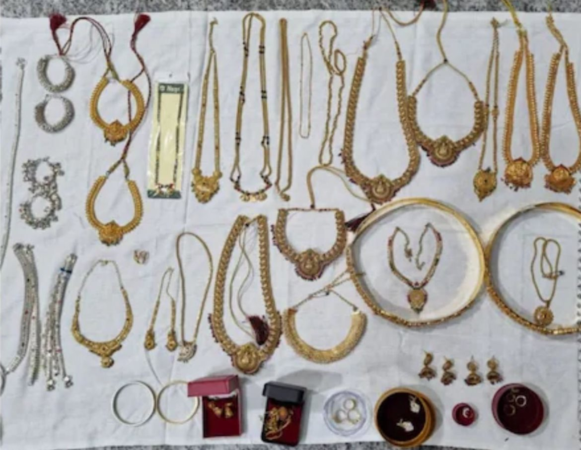 Đột kích nhà riêng của cựu nhân viên phát triển hạ tầng nông thôn lương chưa đến 4,5 triệu, tịch thu 26 căn nhà, 6 mảnh đất cùng số vàng, trang sức trị giá 2,5 tỷ đồng- Ảnh 1.