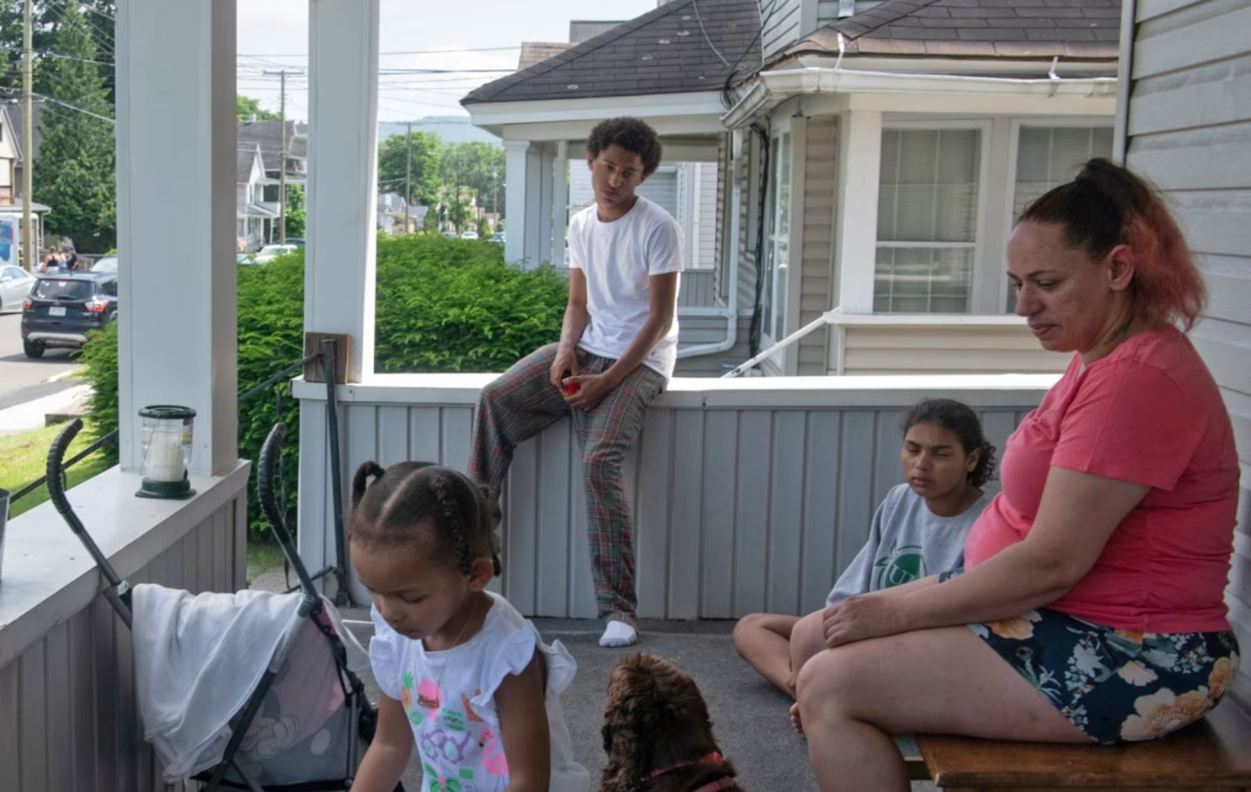 'Tôi đã sai ở đâu?' - Giọt nước mắt của bà mẹ mất trợ cấp vì thu nhập tăng vài USD: Nỗi đau 'giấc mơ Mỹ' dai dẳng- Ảnh 1.