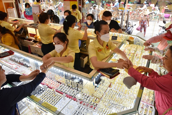 Giá vàng hôm nay, 6-8: Tăng mạnh khi cổ phiếu quốc tế bị bán tháo- Ảnh 1.