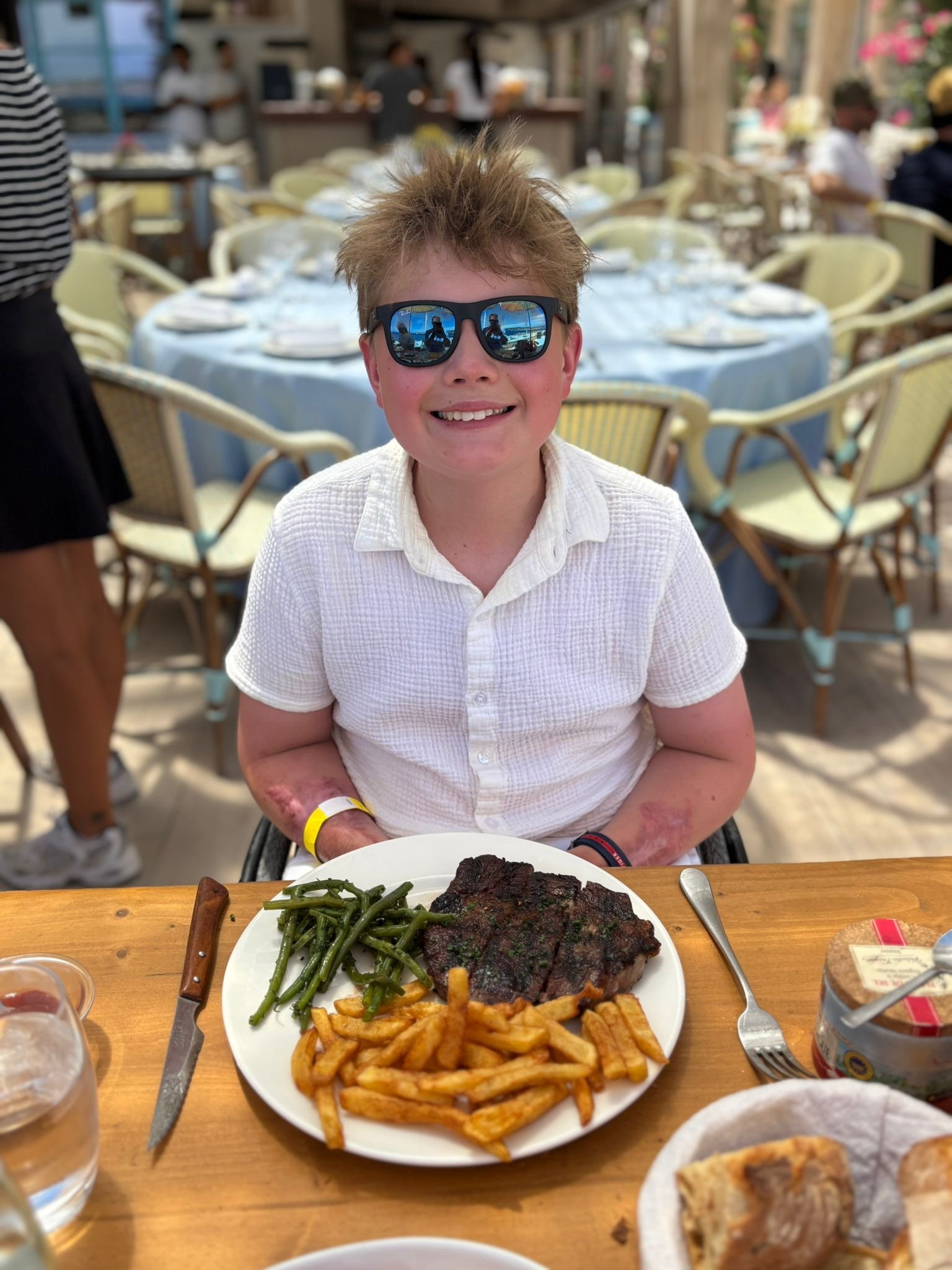 Bị chuột rút sau trại hè thể thao, cậu bé 13 tuổi phải cắt cụt 2 chân, cha mẹ lên tiếng cảnh báo- Ảnh 1.