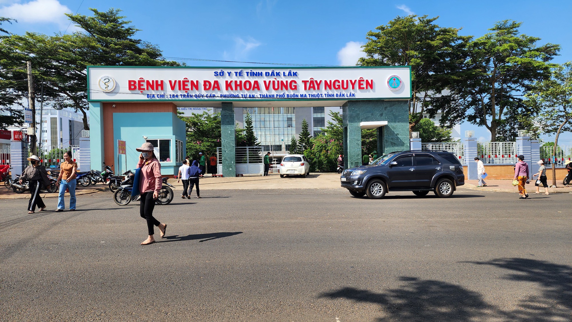 Sở Y tế tỉnh Đắk Lắk "lên tiếng" vụ nhiều bác sĩ "chạy" chứng chỉ hành nghề y giá trăm triệu- Ảnh 1.