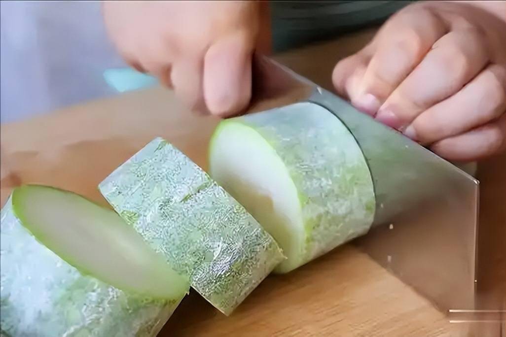 Nếu cứ tiếp tục ăn bí đao theo 3 kiểu này chính là đang "hành hạ" thận của bạn! Vào mùa hè dù ngon mấy cũng phải bỏ qua- Ảnh 3.