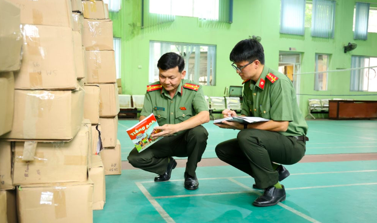 Phá đường dây sản xuất, buôn bán 185.000 cuốn sách giáo khoa giả, bắt một giám đốc- Ảnh 1. Phá đường dây sản xuất, buôn bán 185.000 cuốn sách giáo khoa giả, bắt một giám đốc- Ảnh 1.