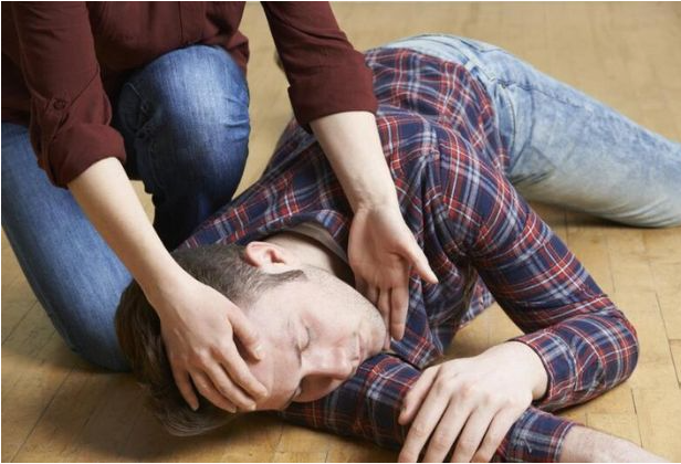 6 việc cần làm ngay và 3 việc không được làm để "cứu mạng" người bị đột quỵ - Ảnh 1.