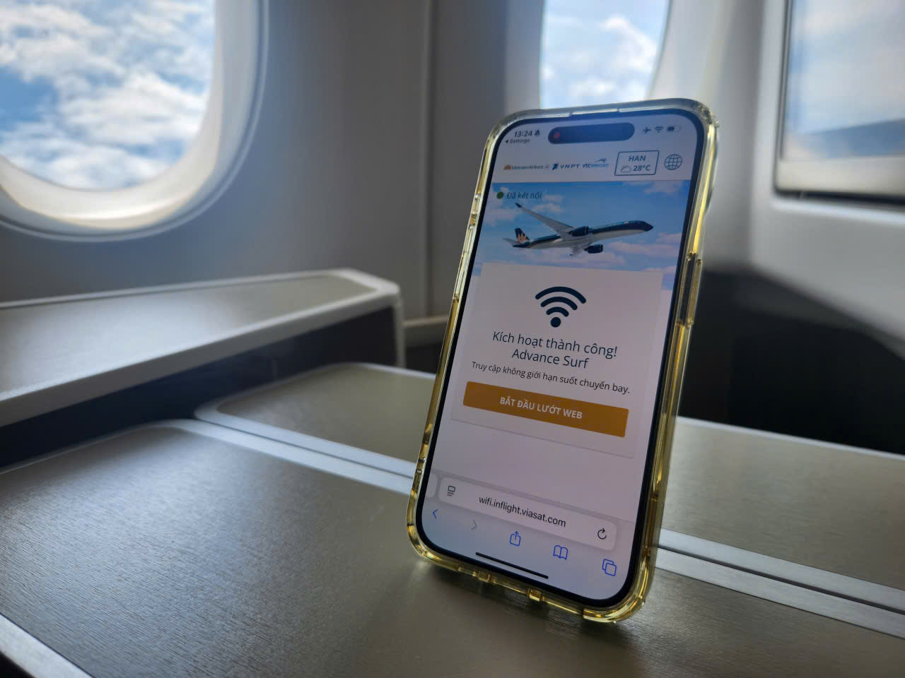 Hành khách bay Vietnam Airlines có thể sử dụng internet với giá dao động từ 130.000 - 520.000 đồng - Ảnh 1.