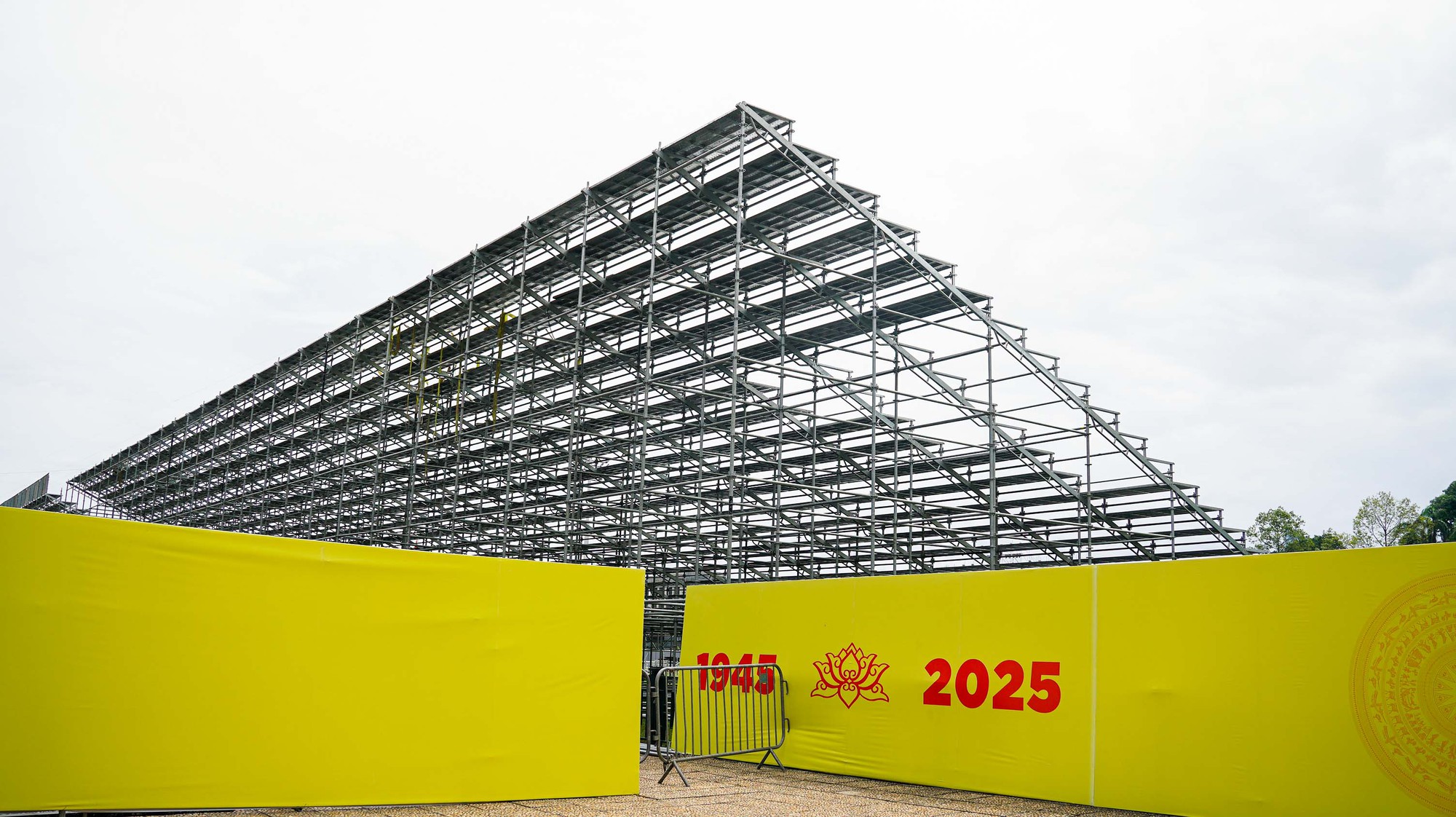 Toàn cảnh khán đài 30.000 chỗ phục vụ đại lễ Quốc khánh 2/9 tại Quảng trường Ba Đình  - Ảnh 4.