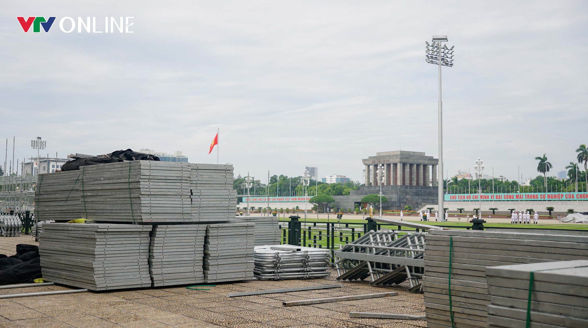 Toàn cảnh khán đài 30.000 chỗ phục vụ đại lễ Quốc khánh 2/9 tại Quảng trường Ba Đình  - Ảnh 1.
