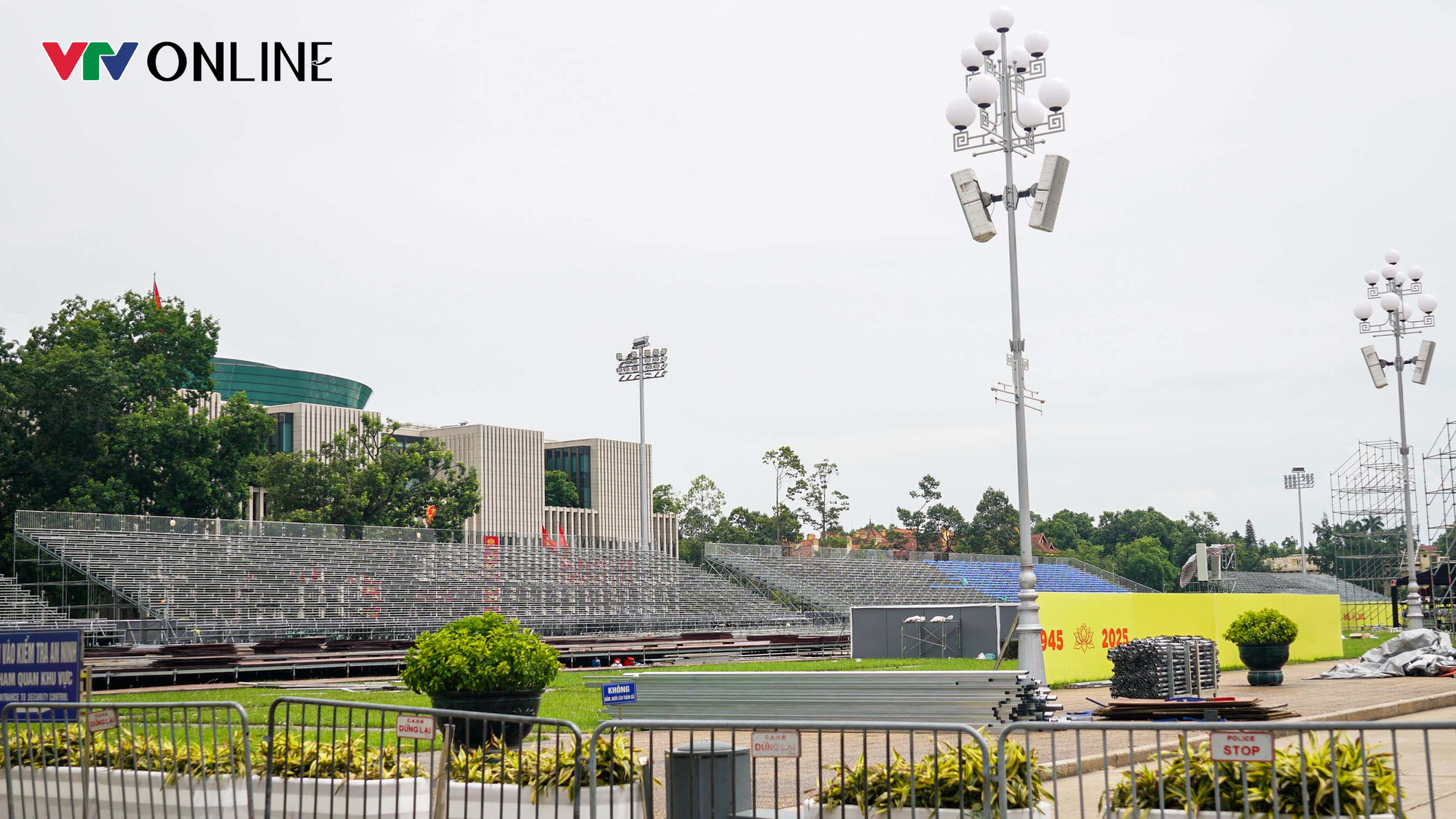 Toàn cảnh khán đài 30.000 chỗ phục vụ đại lễ Quốc khánh 2/9 tại Quảng trường Ba Đình  - Ảnh 2.