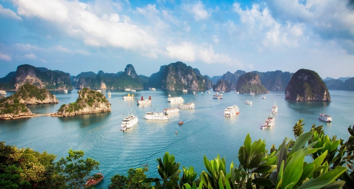 Tàu du lịch trên vịnh Hạ Long sẽ được lắp đặt thiết bị thông tin liên lạc AIS- Ảnh 1.