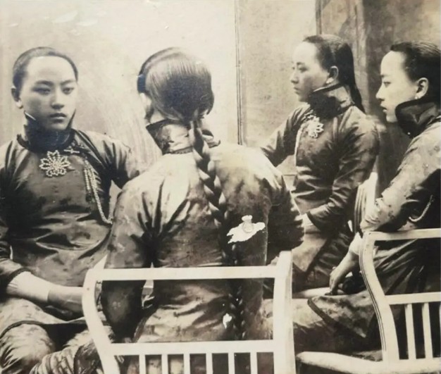 6 bức hình hiếm cuối thời nhà Thanh: Ảnh tiểu thư khuê các trở nên đặc biệt nhờ hiệu ứng từ vật dụng này- Ảnh 4.