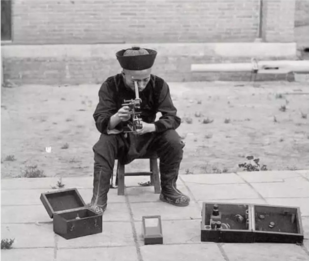 6 bức hình hiếm cuối thời nhà Thanh: Ảnh tiểu thư khuê các trở nên đặc biệt nhờ hiệu ứng từ vật dụng này- Ảnh 5.