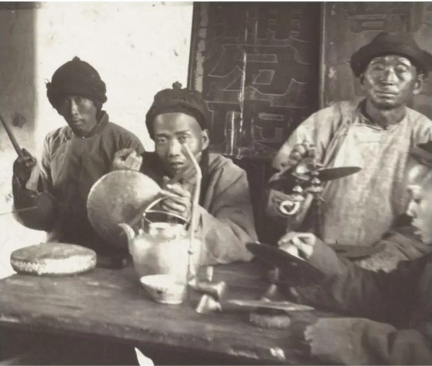 6 bức hình hiếm cuối thời nhà Thanh: Ảnh tiểu thư khuê các trở nên đặc biệt nhờ hiệu ứng từ vật dụng này- Ảnh 6.