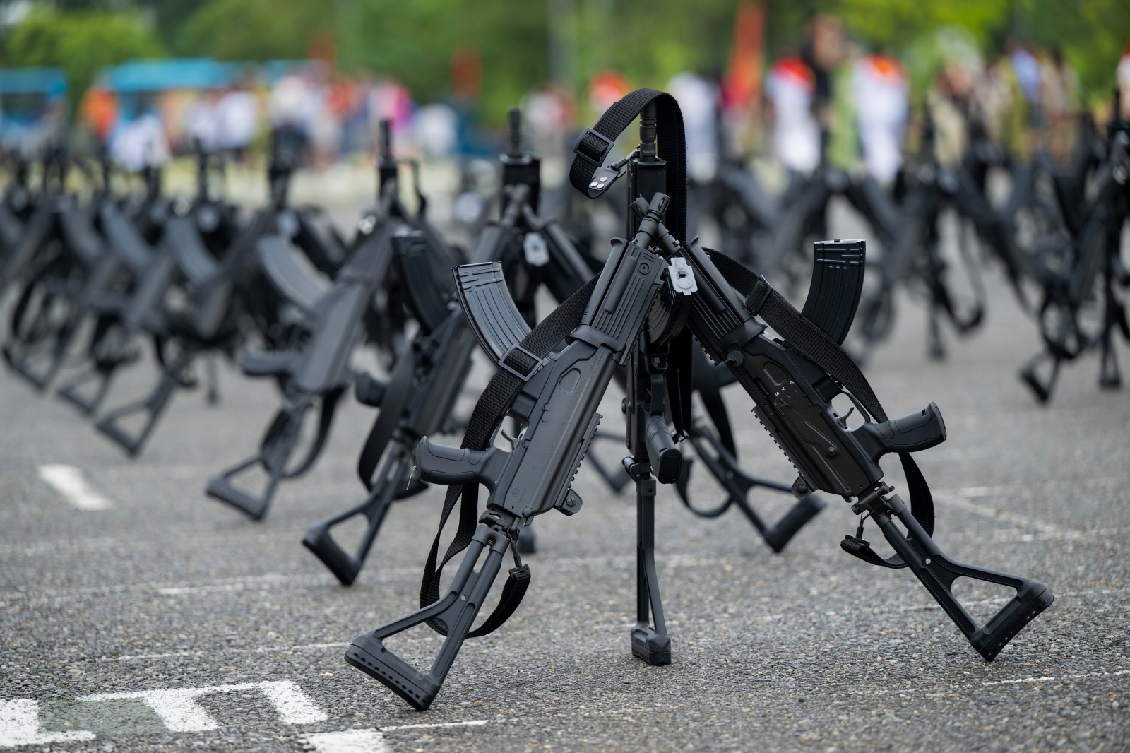 Người dân Hà Nội đứng kín thao trường, cổ vũ những bước chân hào hùng của các chiến sĩ đang chuẩn bị nhiệm vụ A80- Ảnh 38.