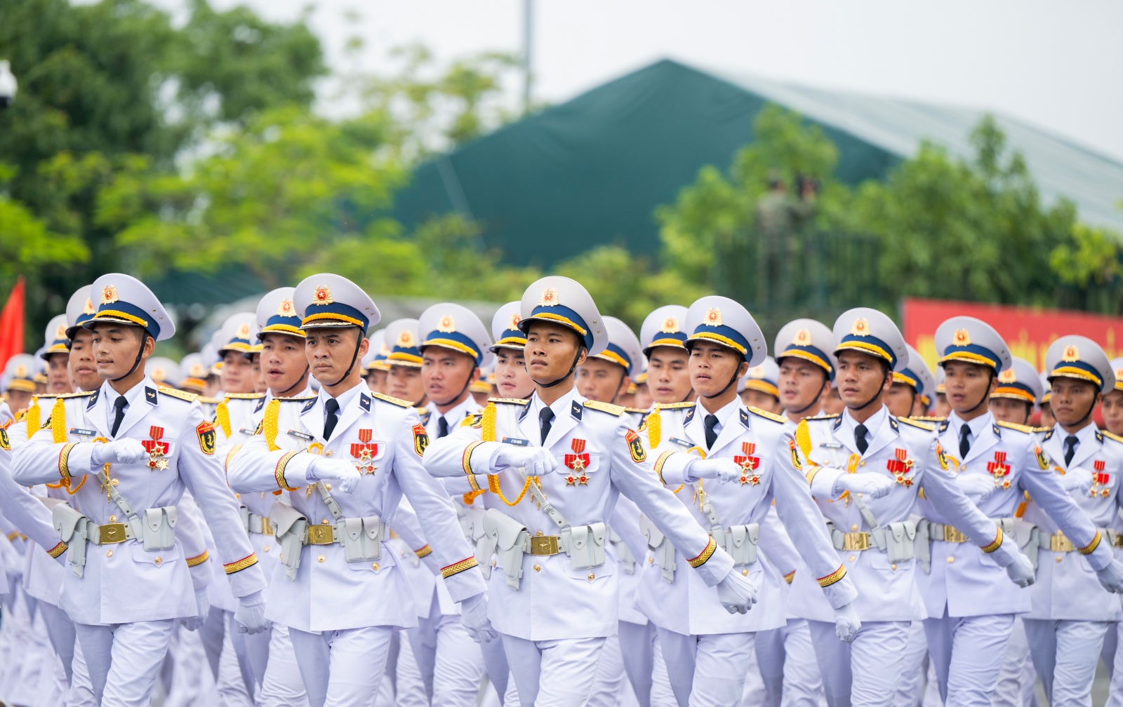 Người dân Hà Nội đứng kín thao trường, cổ vũ những bước chân hào hùng của các chiến sĩ đang chuẩn bị nhiệm vụ A80- Ảnh 7.