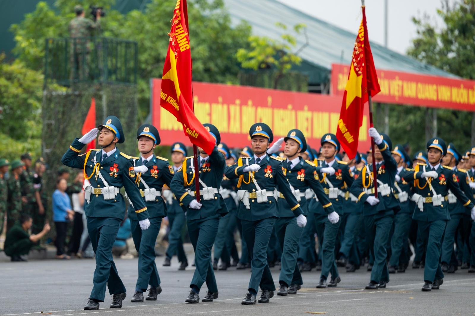 Người dân Hà Nội đứng kín thao trường, cổ vũ những bước chân hào hùng của các chiến sĩ đang chuẩn bị nhiệm vụ A80- Ảnh 8.