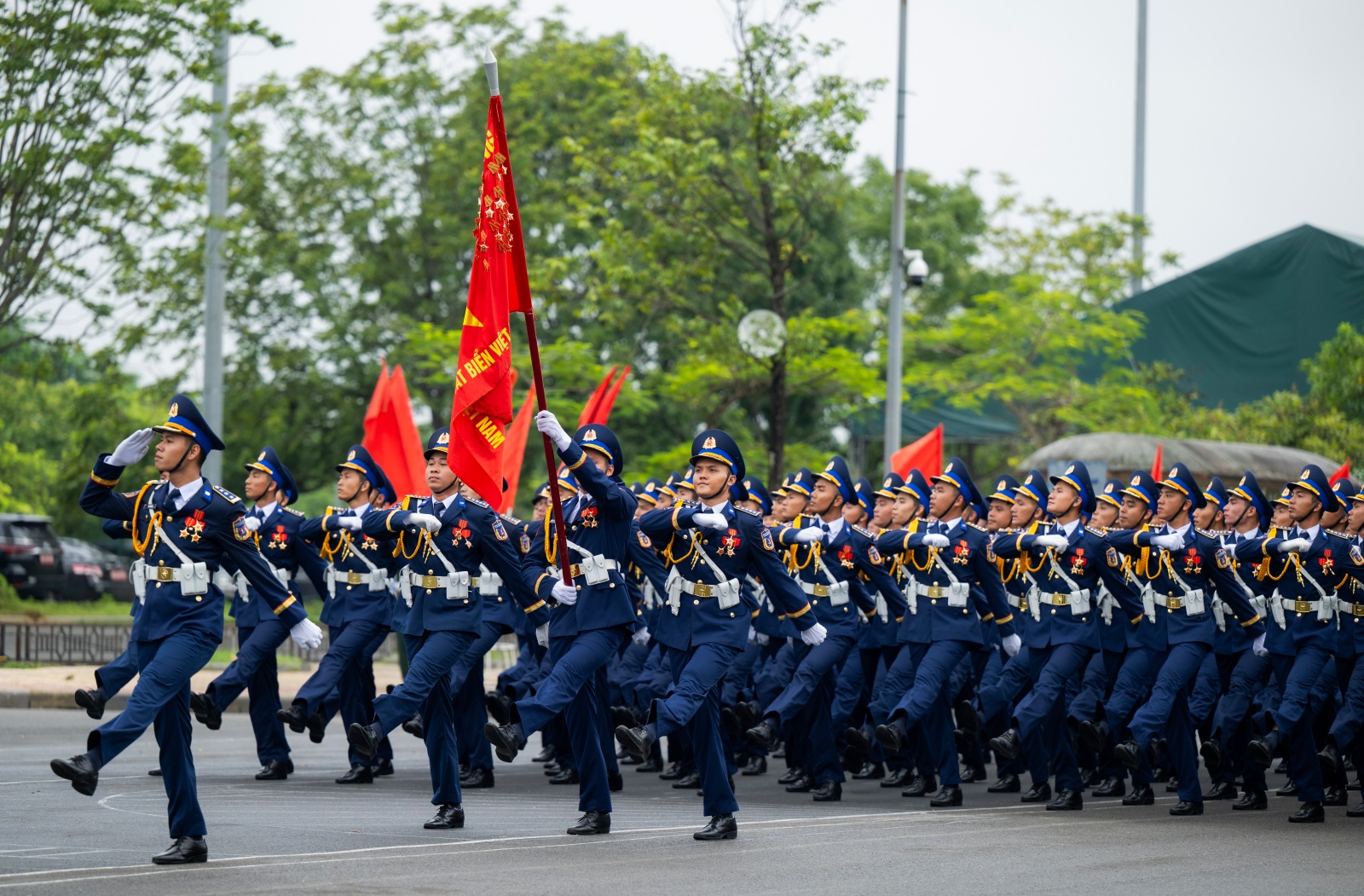 Người dân Hà Nội đứng kín thao trường, cổ vũ những bước chân hào hùng của các chiến sĩ đang chuẩn bị nhiệm vụ A80- Ảnh 10.