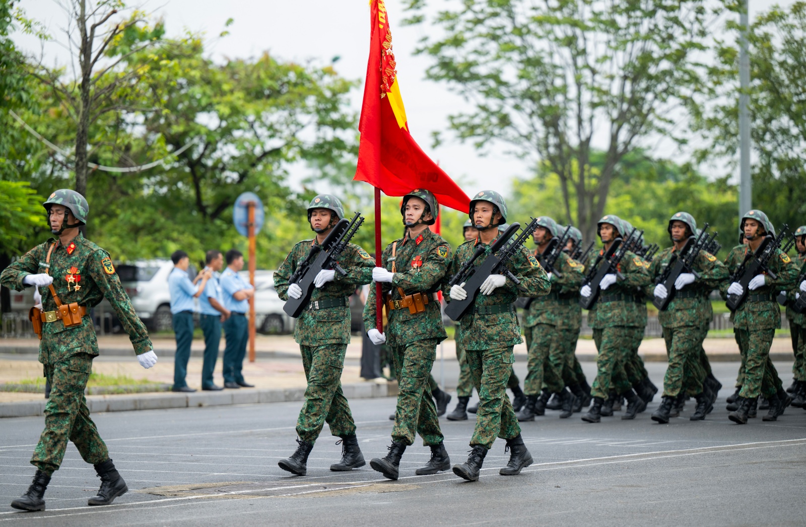 Người dân Hà Nội đứng kín thao trường, cổ vũ những bước chân hào hùng của các chiến sĩ đang chuẩn bị nhiệm vụ A80- Ảnh 13.
