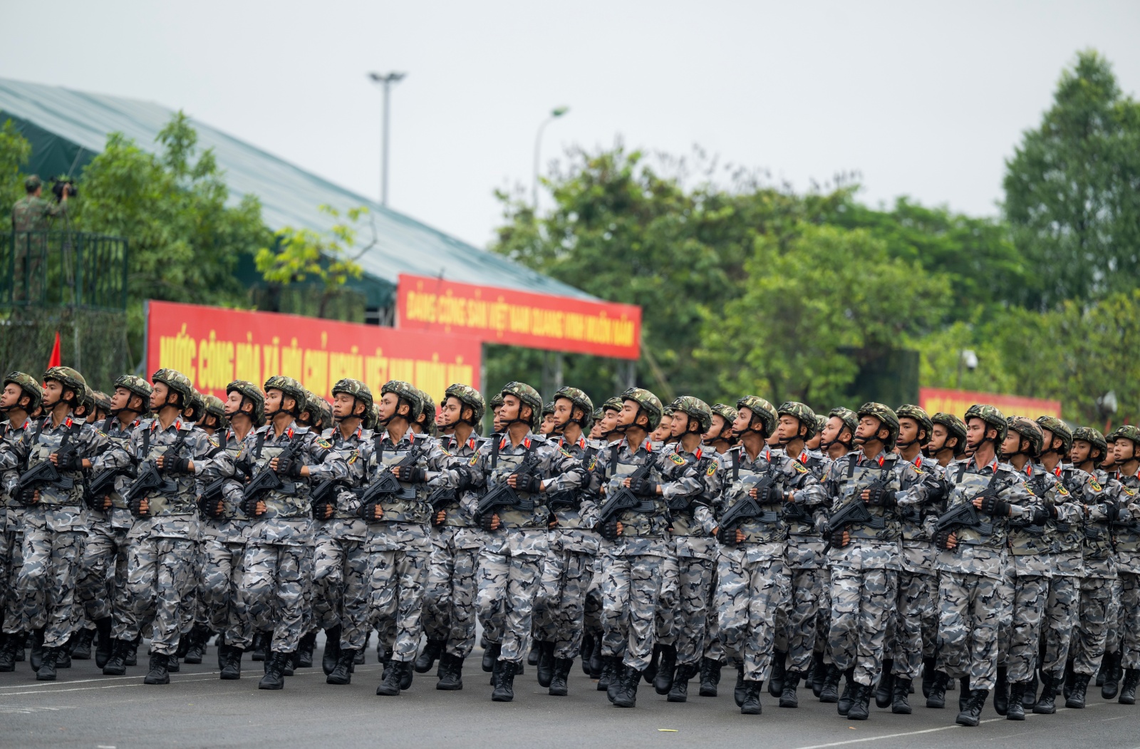 Người dân Hà Nội đứng kín thao trường, cổ vũ những bước chân hào hùng của các chiến sĩ đang chuẩn bị nhiệm vụ A80- Ảnh 14.