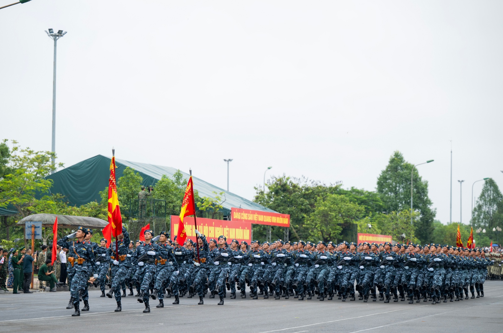 Người dân Hà Nội đứng kín thao trường, cổ vũ những bước chân hào hùng của các chiến sĩ đang chuẩn bị nhiệm vụ A80- Ảnh 12.