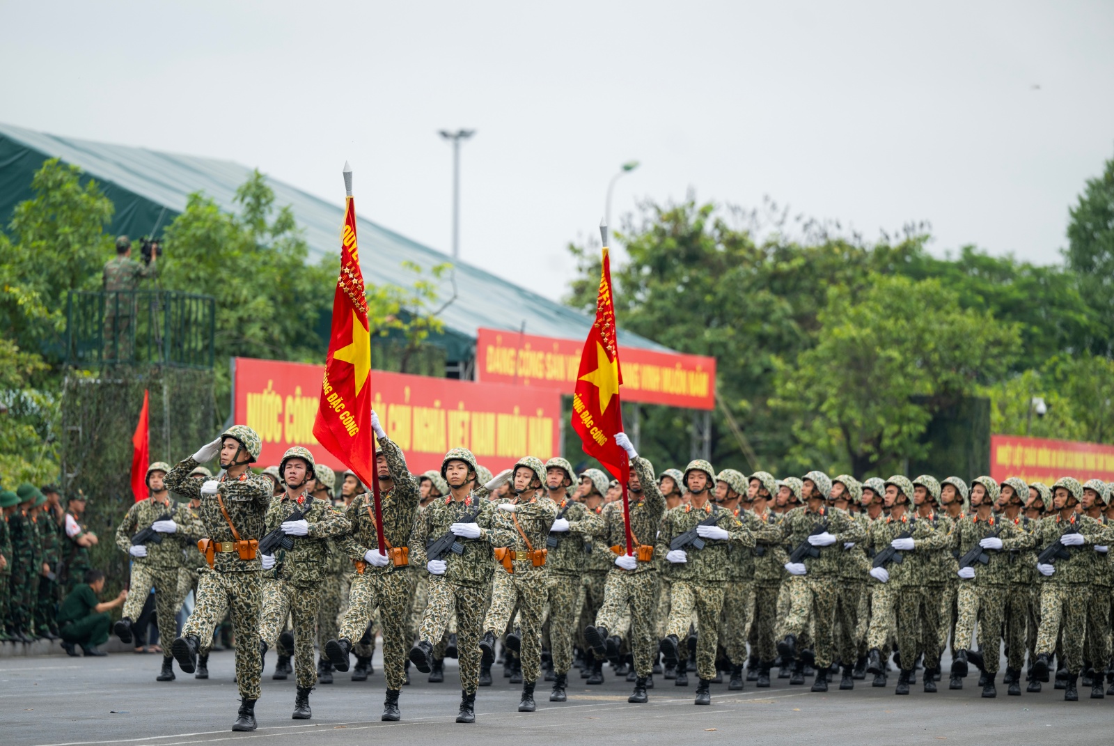 Người dân Hà Nội đứng kín thao trường, cổ vũ những bước chân hào hùng của các chiến sĩ đang chuẩn bị nhiệm vụ A80- Ảnh 15.