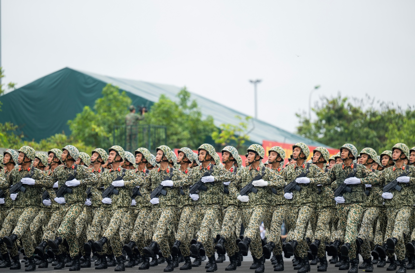 Người dân Hà Nội đứng kín thao trường, cổ vũ những bước chân hào hùng của các chiến sĩ đang chuẩn bị nhiệm vụ A80- Ảnh 16.