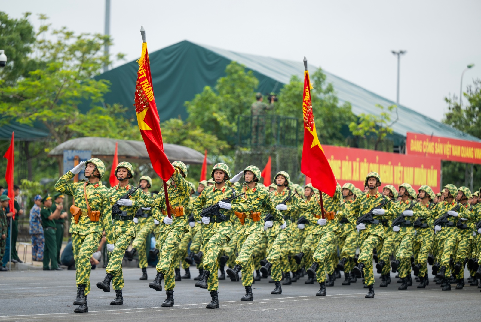 Người dân Hà Nội đứng kín thao trường, cổ vũ những bước chân hào hùng của các chiến sĩ đang chuẩn bị nhiệm vụ A80- Ảnh 17.