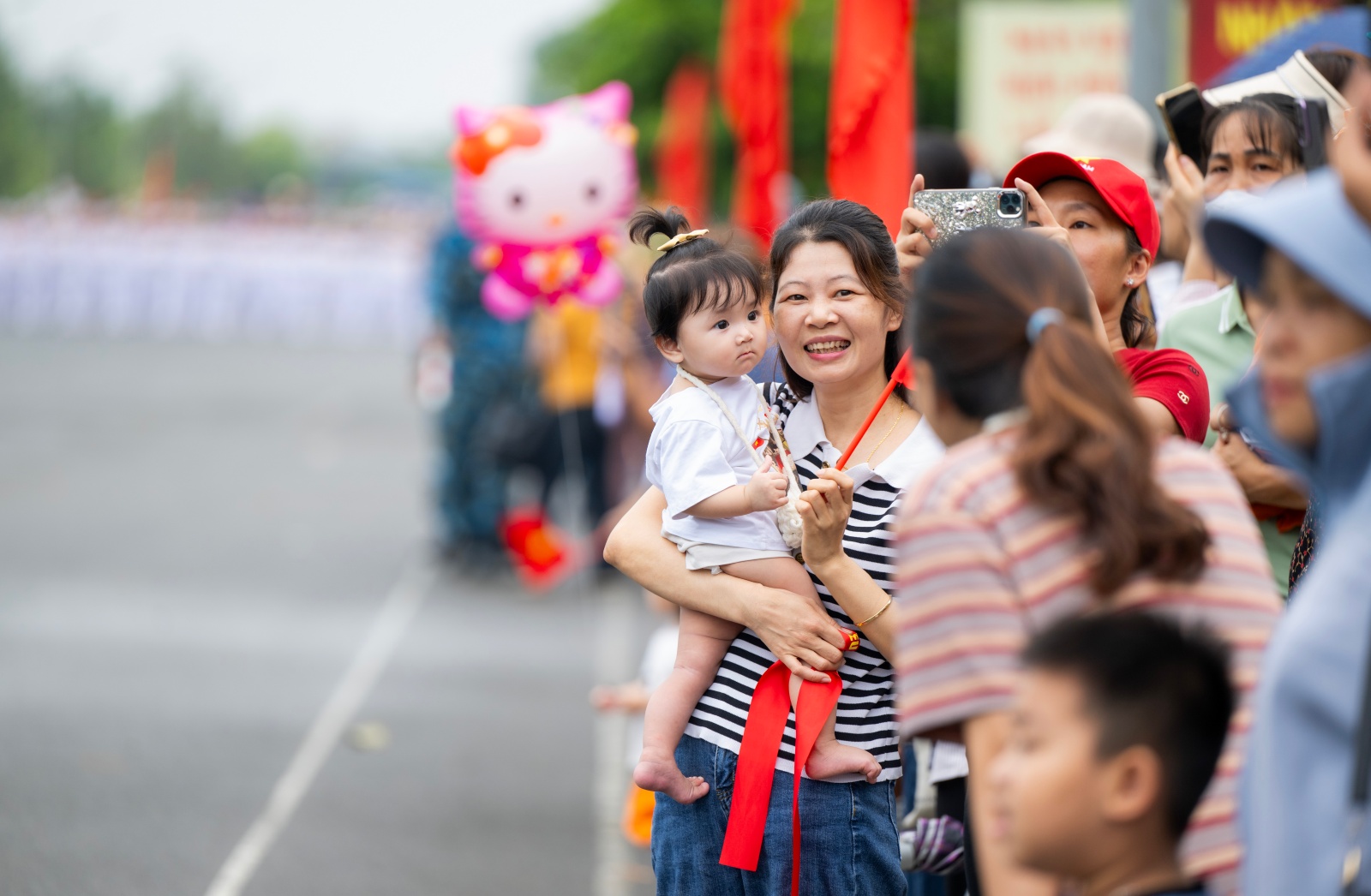 Người dân Hà Nội đứng kín thao trường, cổ vũ những bước chân hào hùng của các chiến sĩ đang chuẩn bị nhiệm vụ A80- Ảnh 45.