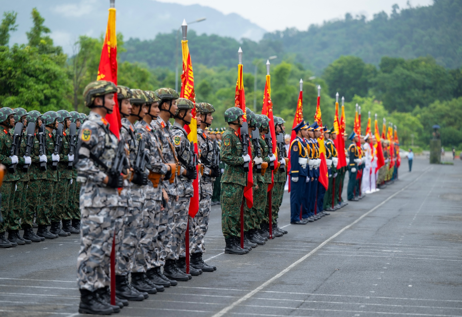 Người dân Hà Nội đứng kín thao trường, cổ vũ những bước chân hào hùng của các chiến sĩ đang chuẩn bị nhiệm vụ A80- Ảnh 3.