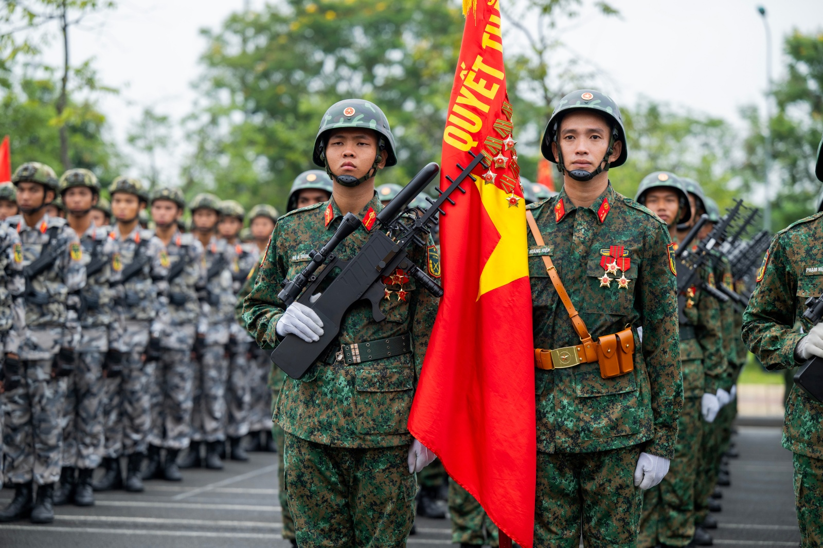 Người dân Hà Nội đứng kín thao trường, cổ vũ những bước chân hào hùng của các chiến sĩ đang chuẩn bị nhiệm vụ A80- Ảnh 19.