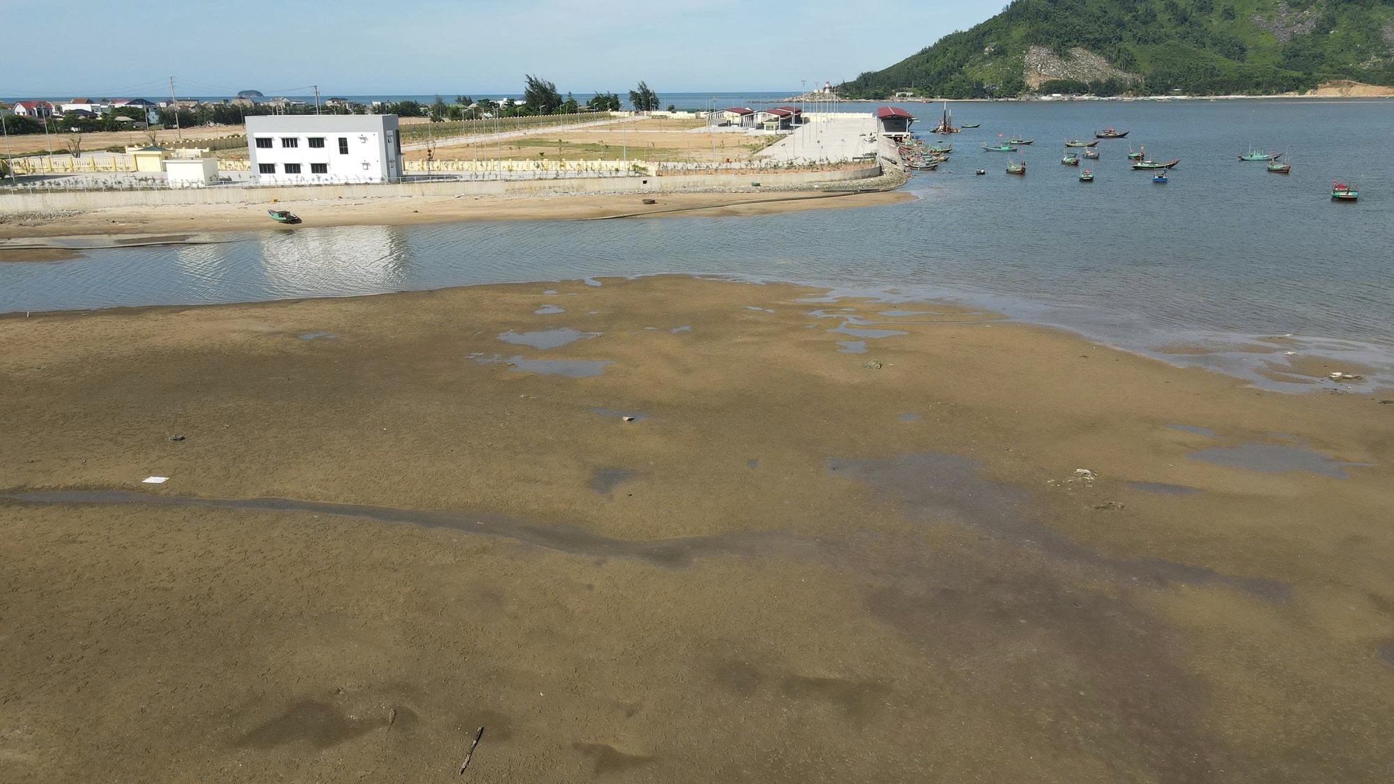 Tàu thuyền gặp khó khi ra, vào cảng cá được đầu tư gần 300 tỉ đồng vì luồng lạch bị bồi lắng- Ảnh 6.