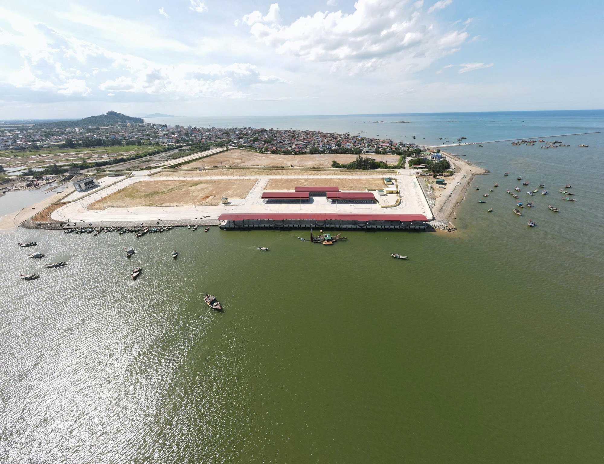 Tàu thuyền gặp khó khi ra, vào cảng cá được đầu tư gần 300 tỉ đồng vì luồng lạch bị bồi lắng- Ảnh 1.