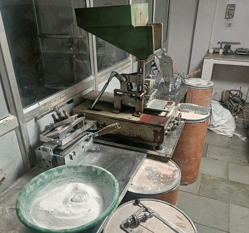 Điều tra suốt 2 tháng, triệt phá đường dây sản xuất thuốc giả, thu giữ gần 200 kg thuốc nhái Panadol, Johnson & Johnson, GSK…- Ảnh 2.