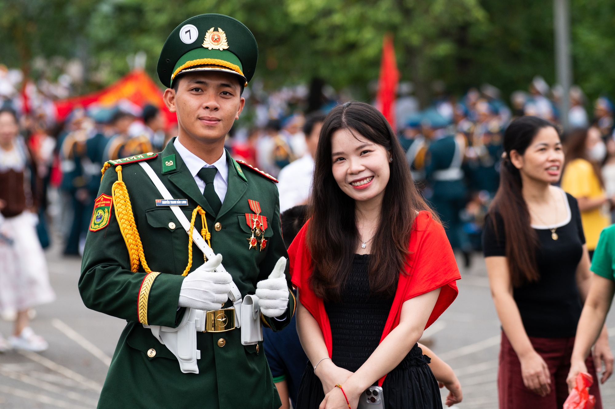 Người dân Hà Nội đứng kín thao trường, cổ vũ những bước chân hào hùng của các chiến sĩ đang chuẩn bị nhiệm vụ A80- Ảnh 42.