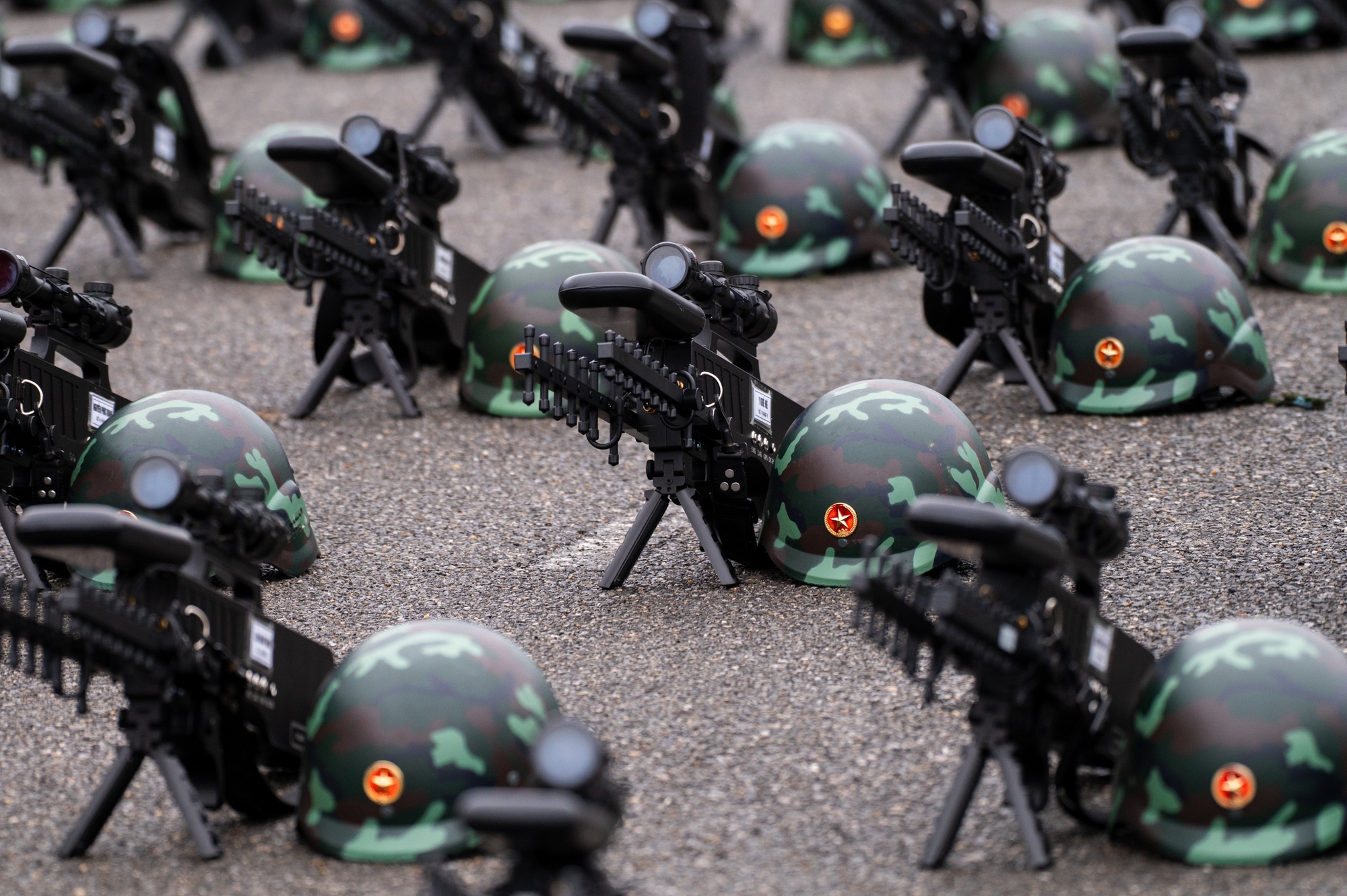 Người dân Hà Nội đứng kín thao trường, cổ vũ những bước chân hào hùng của các chiến sĩ đang chuẩn bị nhiệm vụ A80- Ảnh 37.