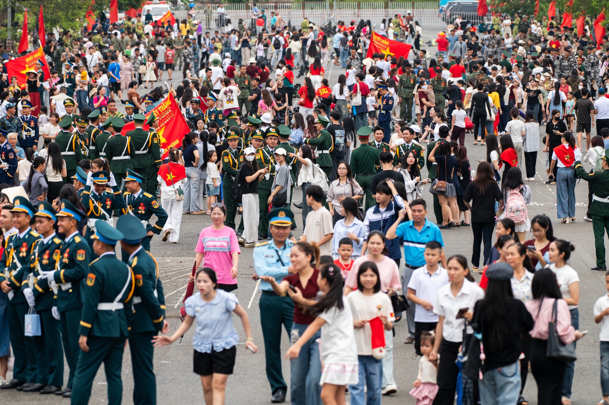 Người dân Hà Nội đứng kín thao trường, cổ vũ những bước chân hào hùng của các chiến sĩ đang chuẩn bị nhiệm vụ A80- Ảnh 29.