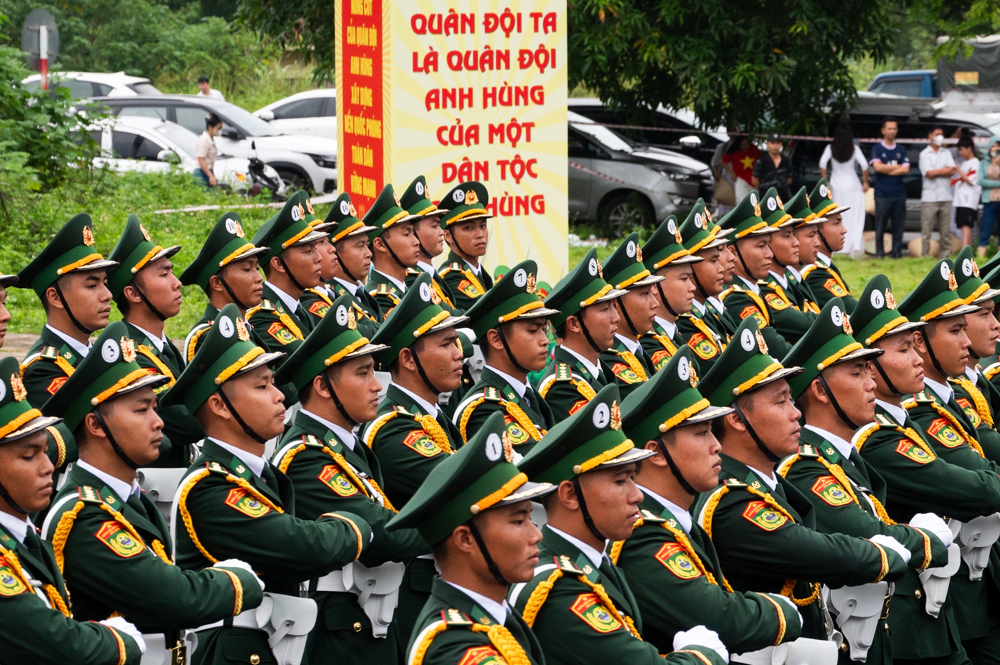 Người dân Hà Nội đứng kín thao trường, cổ vũ những bước chân hào hùng của các chiến sĩ đang chuẩn bị nhiệm vụ A80- Ảnh 25.