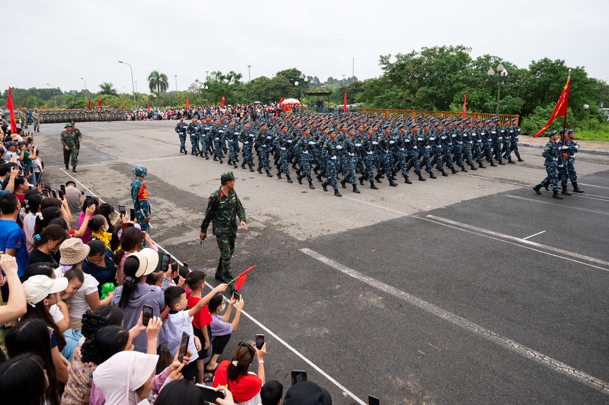 Người dân Hà Nội đứng kín thao trường, cổ vũ những bước chân hào hùng của các chiến sĩ đang chuẩn bị nhiệm vụ A80- Ảnh 32.