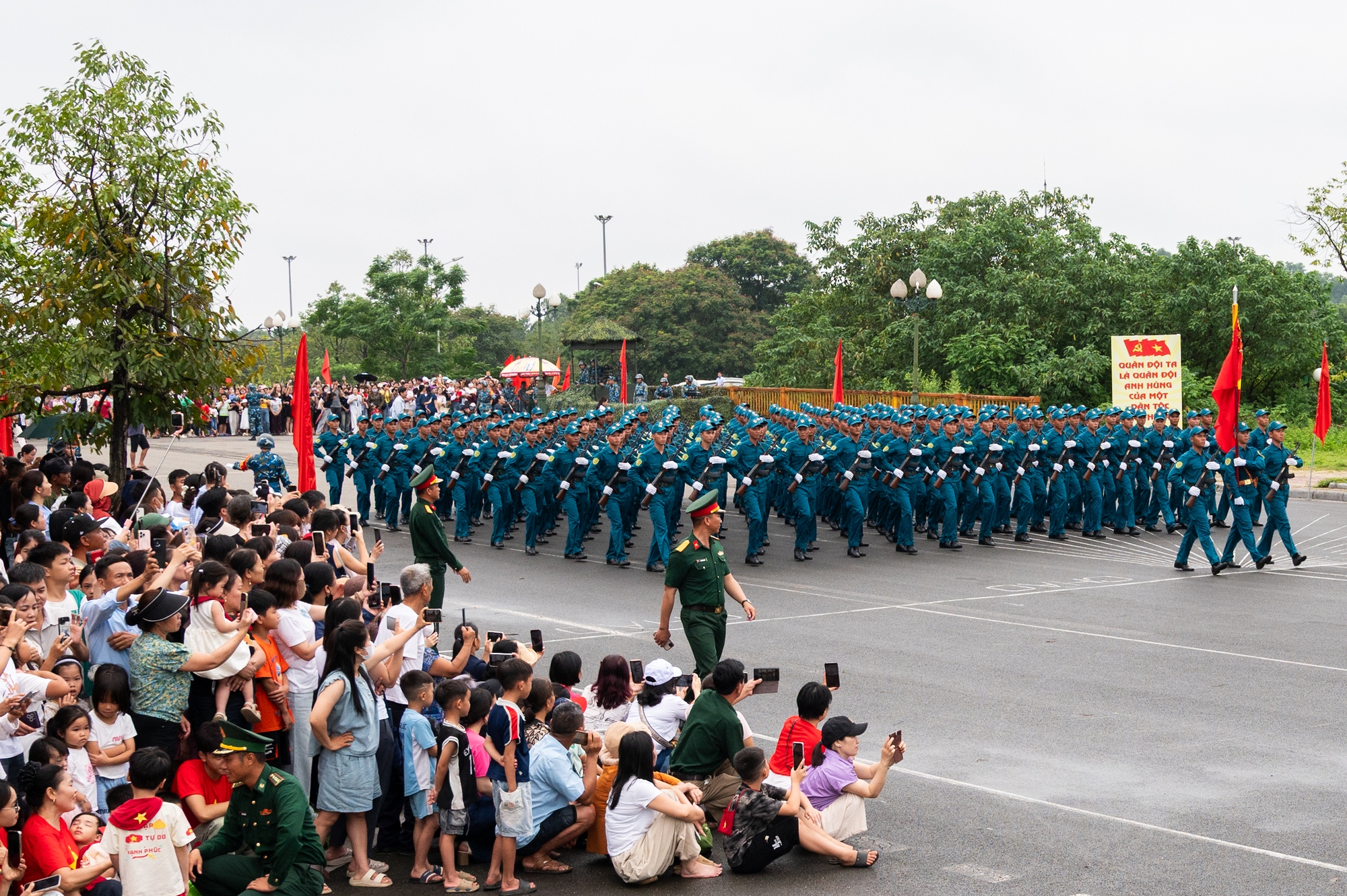 Người dân Hà Nội đứng kín thao trường, cổ vũ những bước chân hào hùng của các chiến sĩ đang chuẩn bị nhiệm vụ A80- Ảnh 31.