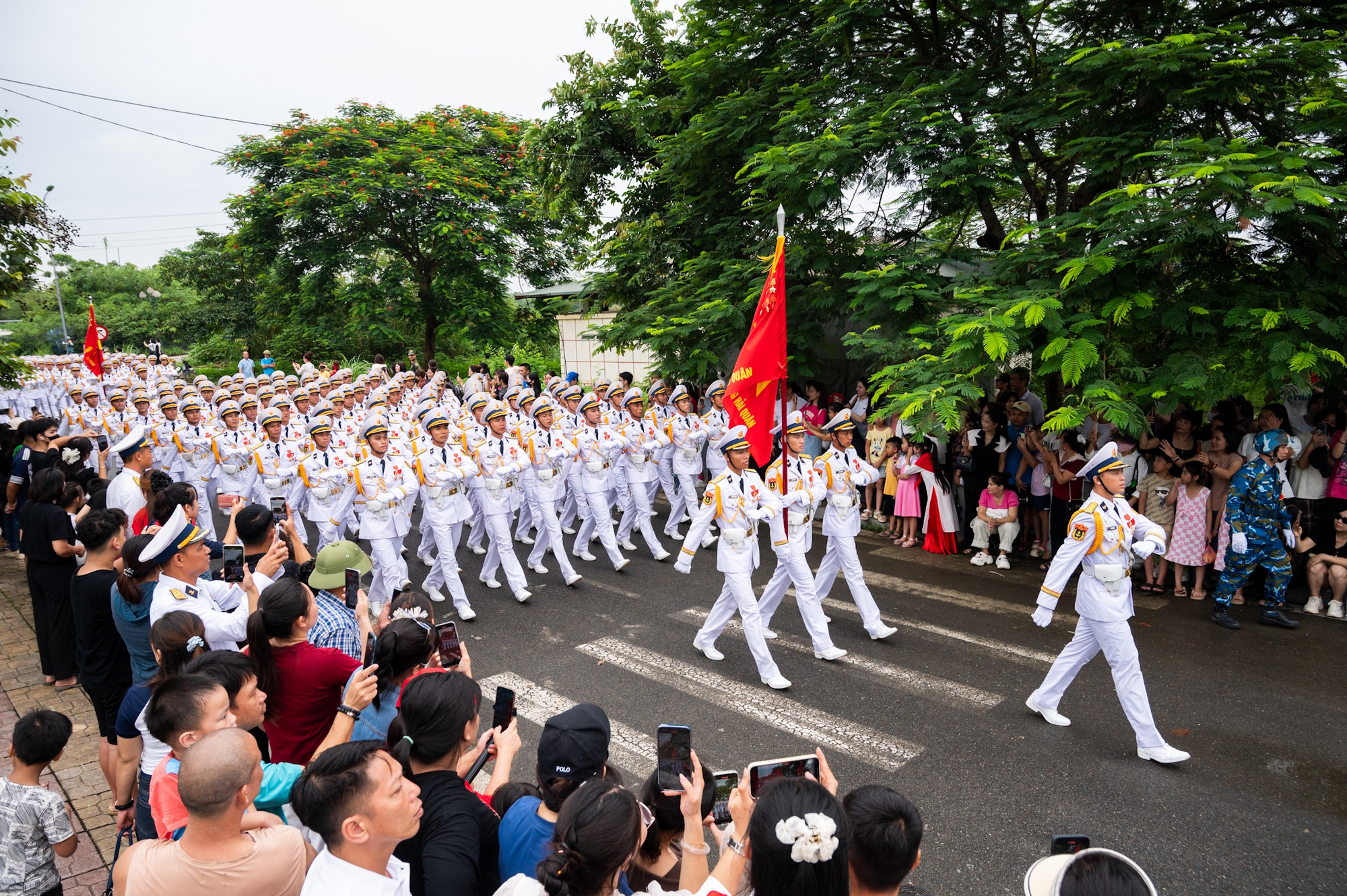 Người dân Hà Nội đứng kín thao trường, cổ vũ những bước chân hào hùng của các chiến sĩ đang chuẩn bị nhiệm vụ A80- Ảnh 33.