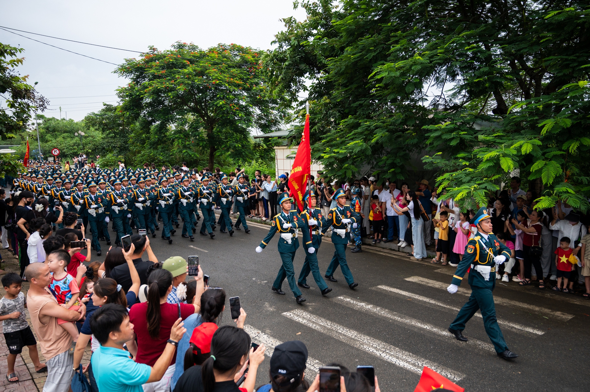 Người dân Hà Nội đứng kín thao trường, cổ vũ những bước chân hào hùng của các chiến sĩ đang chuẩn bị nhiệm vụ A80- Ảnh 34.