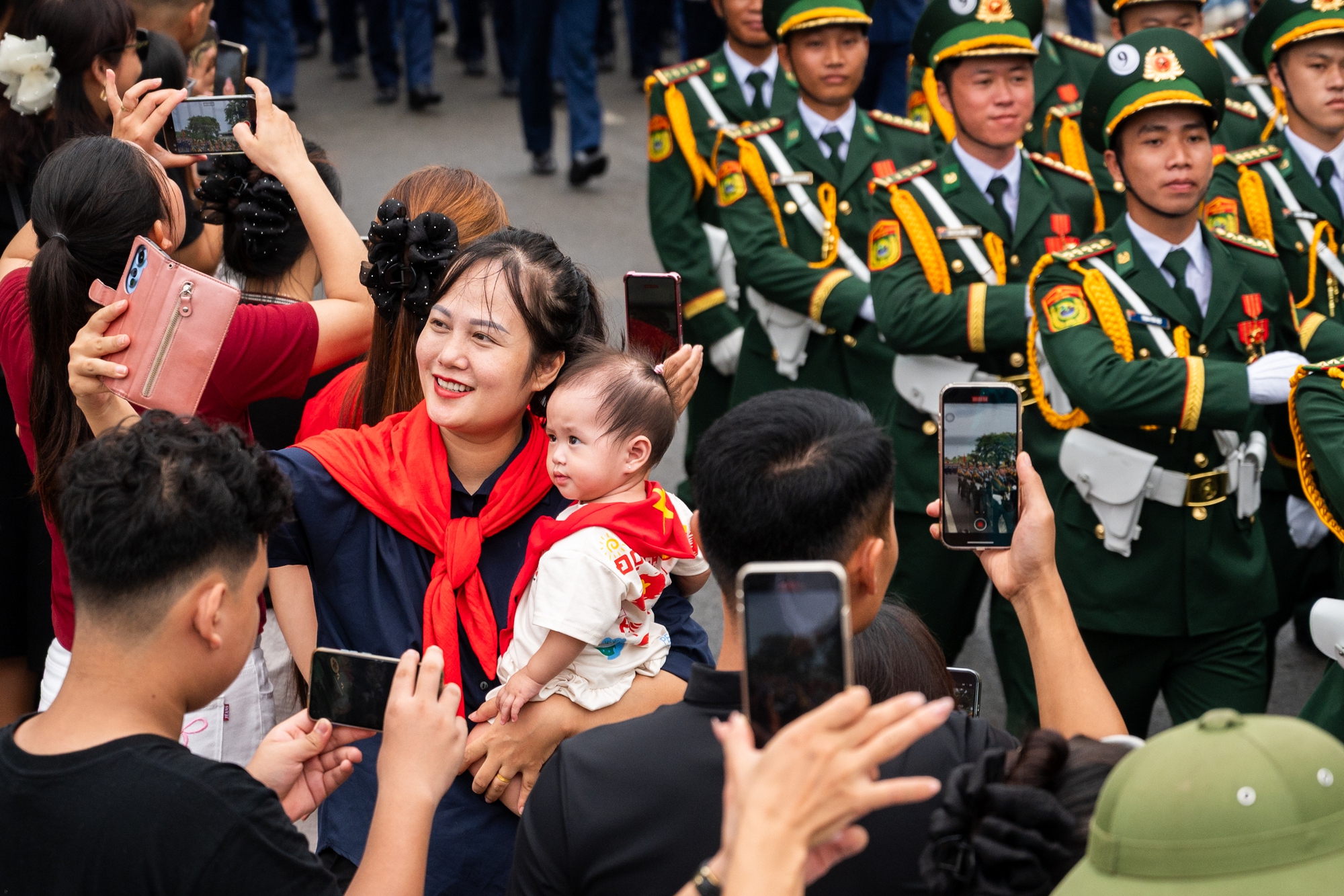 Người dân Hà Nội đứng kín thao trường, cổ vũ những bước chân hào hùng của các chiến sĩ đang chuẩn bị nhiệm vụ A80- Ảnh 48.