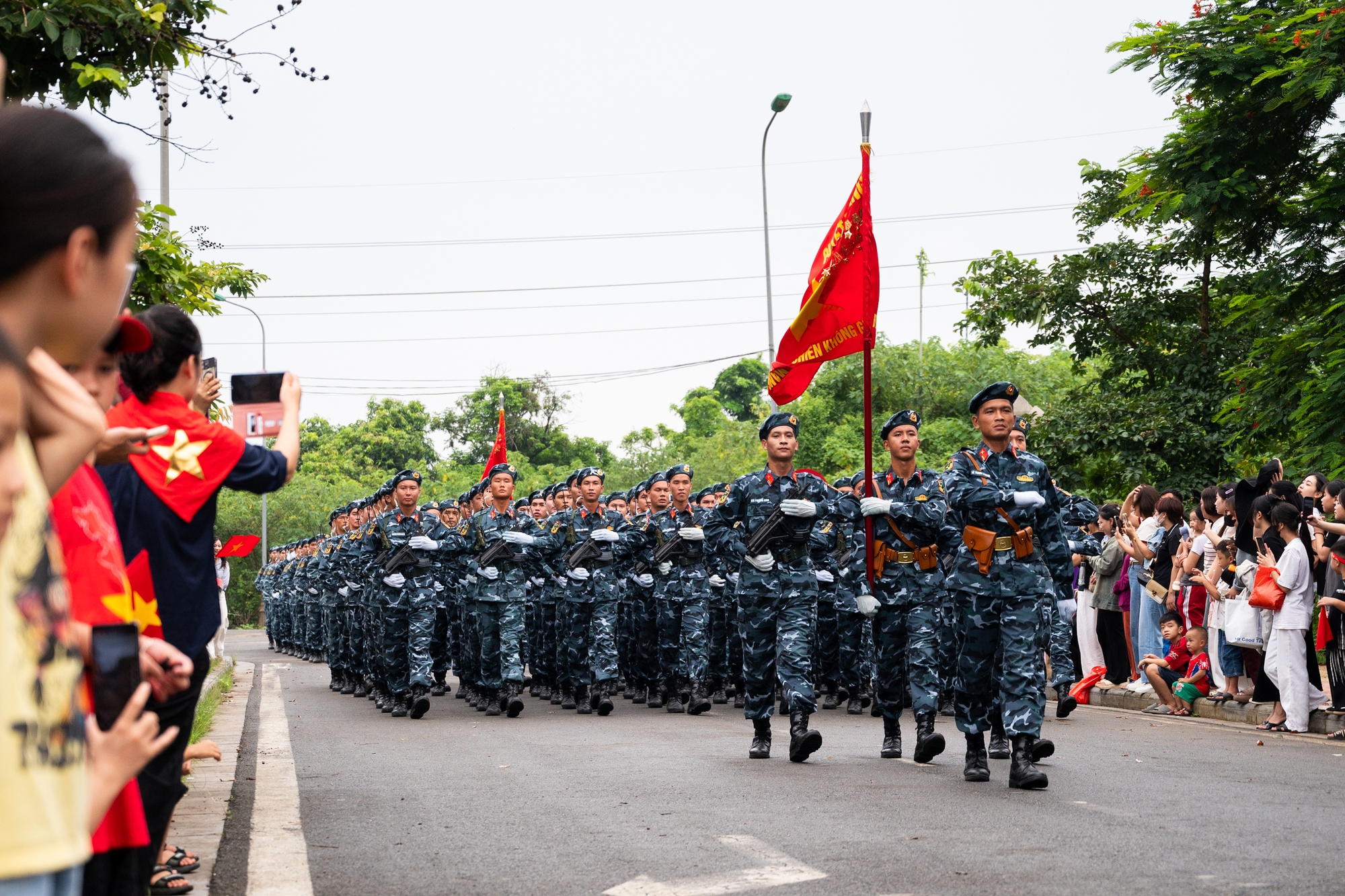 Người dân Hà Nội đứng kín thao trường, cổ vũ những bước chân hào hùng của các chiến sĩ đang chuẩn bị nhiệm vụ A80- Ảnh 30.