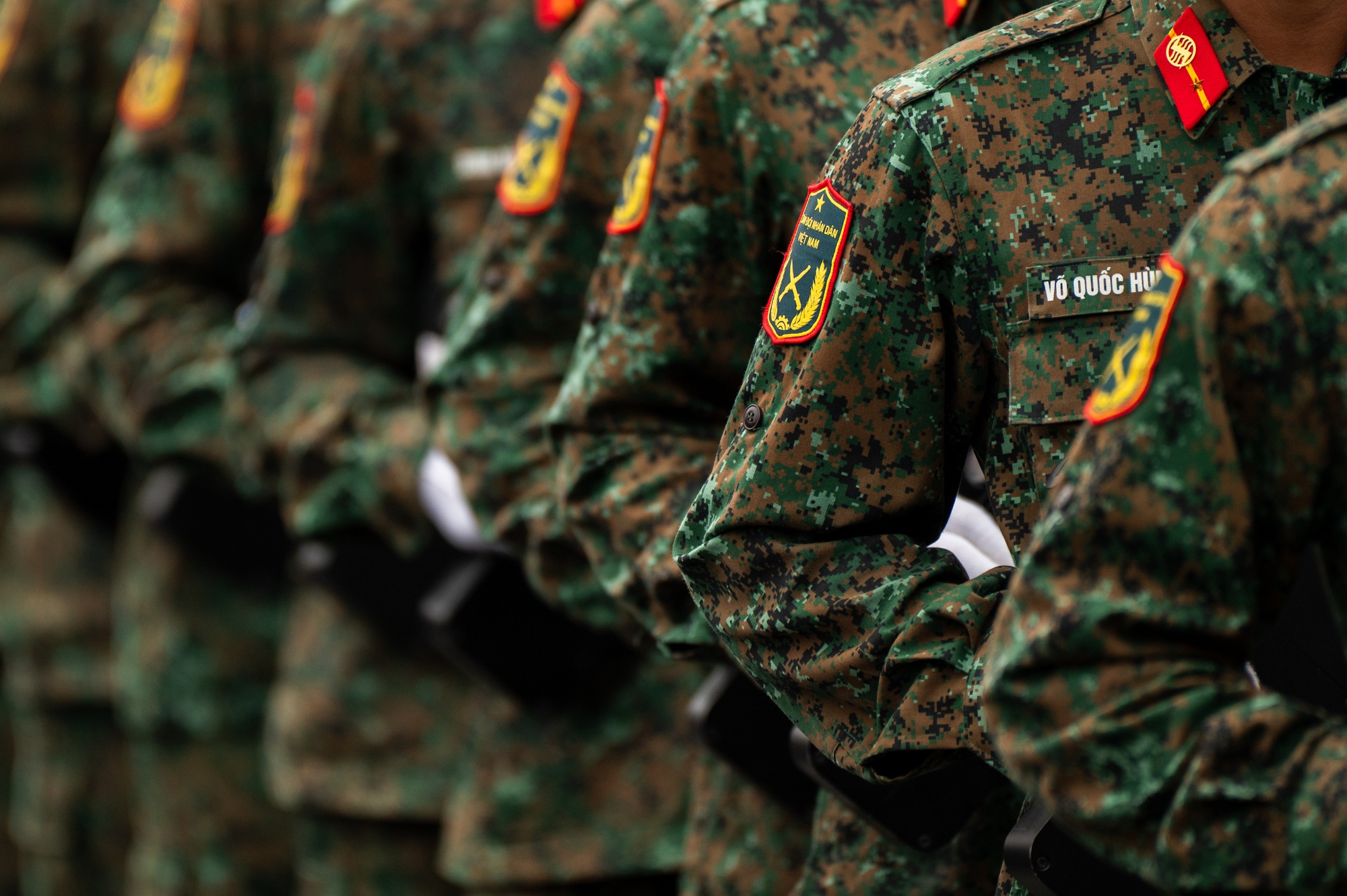 Người dân Hà Nội đứng kín thao trường, cổ vũ những bước chân hào hùng của các chiến sĩ đang chuẩn bị nhiệm vụ A80- Ảnh 27.