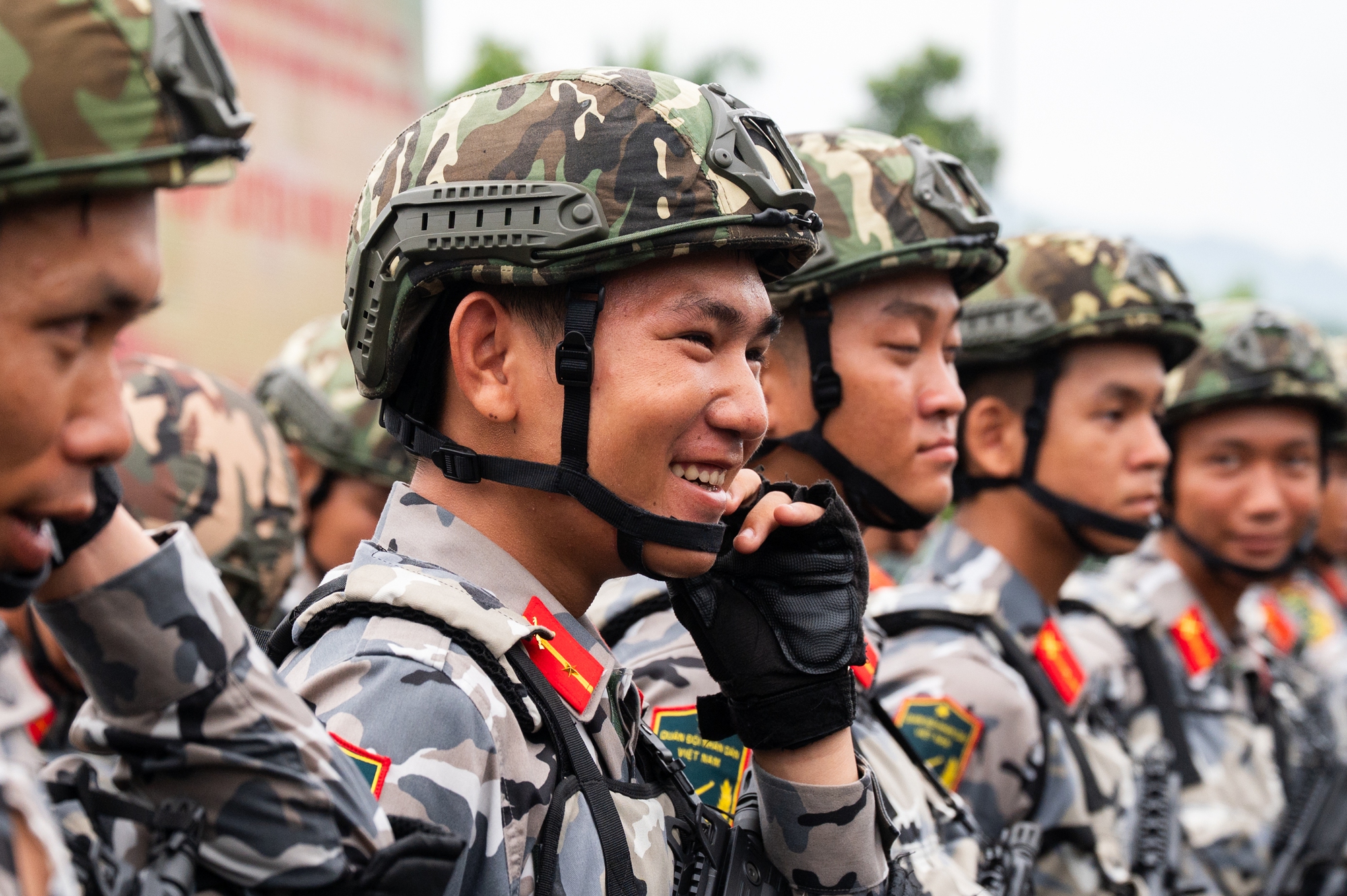 Người dân Hà Nội đứng kín thao trường, cổ vũ những bước chân hào hùng của các chiến sĩ đang chuẩn bị nhiệm vụ A80- Ảnh 36.