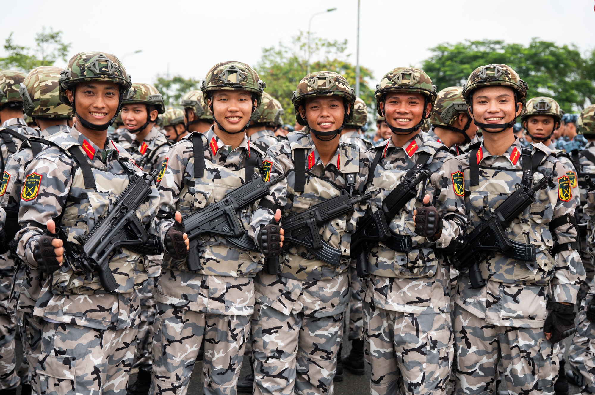 Người dân Hà Nội đứng kín thao trường, cổ vũ những bước chân hào hùng của các chiến sĩ đang chuẩn bị nhiệm vụ A80- Ảnh 35.