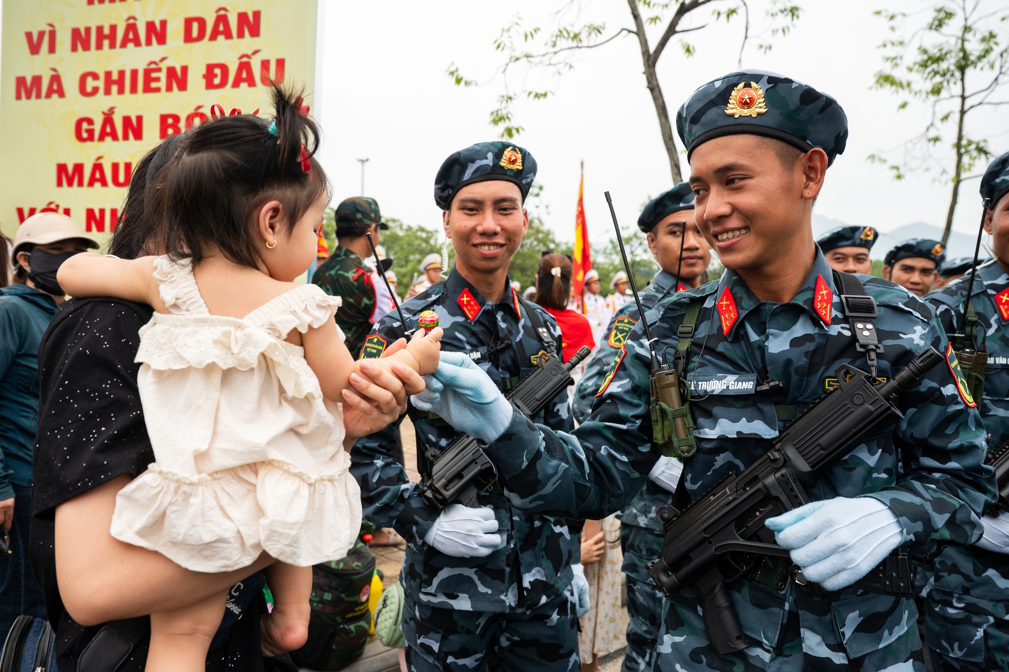 Người dân Hà Nội đứng kín thao trường, cổ vũ những bước chân hào hùng của các chiến sĩ đang chuẩn bị nhiệm vụ A80- Ảnh 41.
