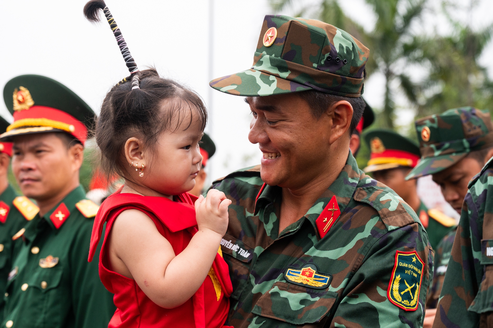 Người dân Hà Nội đứng kín thao trường, cổ vũ những bước chân hào hùng của các chiến sĩ đang chuẩn bị nhiệm vụ A80- Ảnh 40.