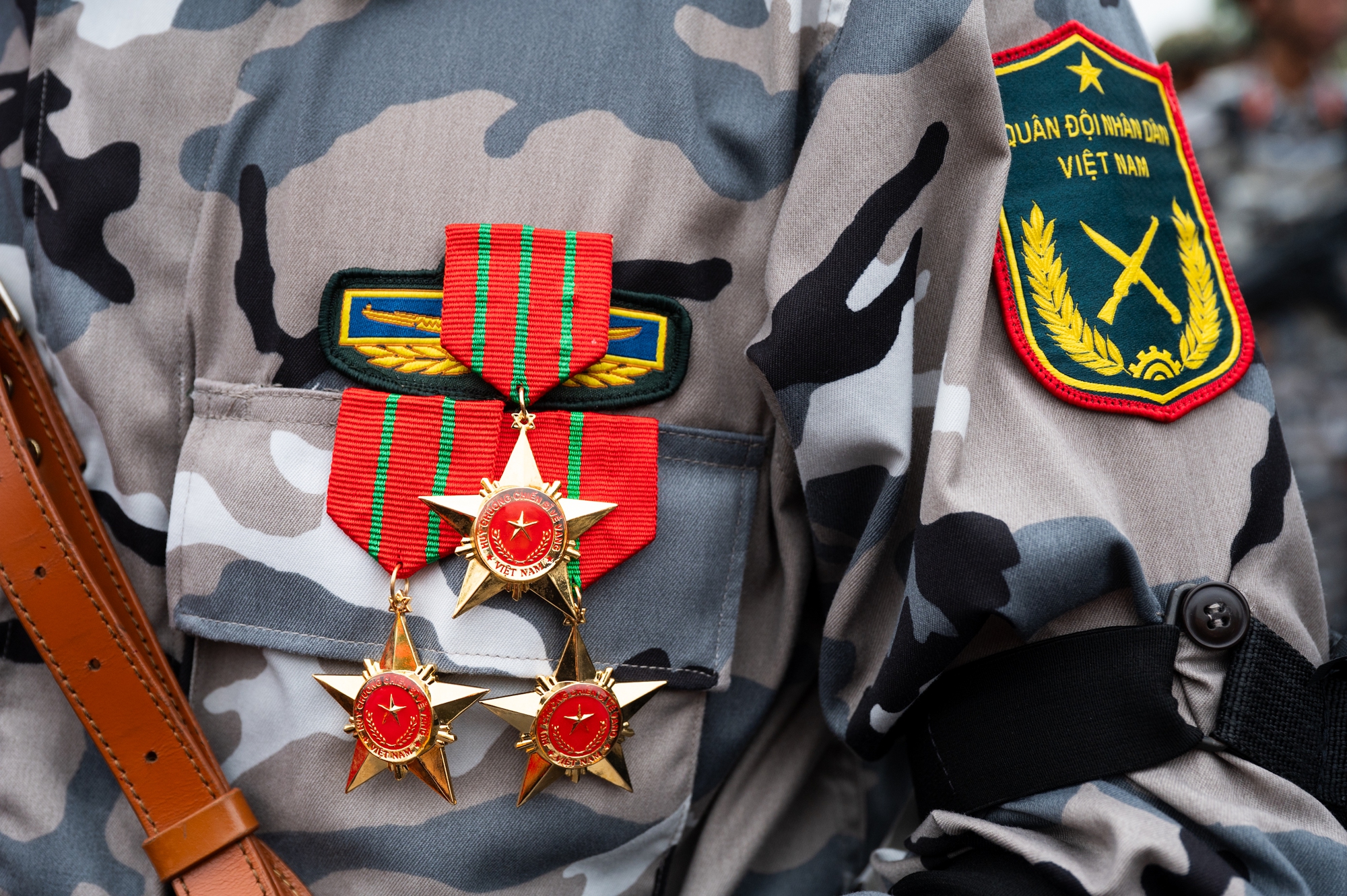 Người dân Hà Nội đứng kín thao trường, cổ vũ những bước chân hào hùng của các chiến sĩ đang chuẩn bị nhiệm vụ A80- Ảnh 28.