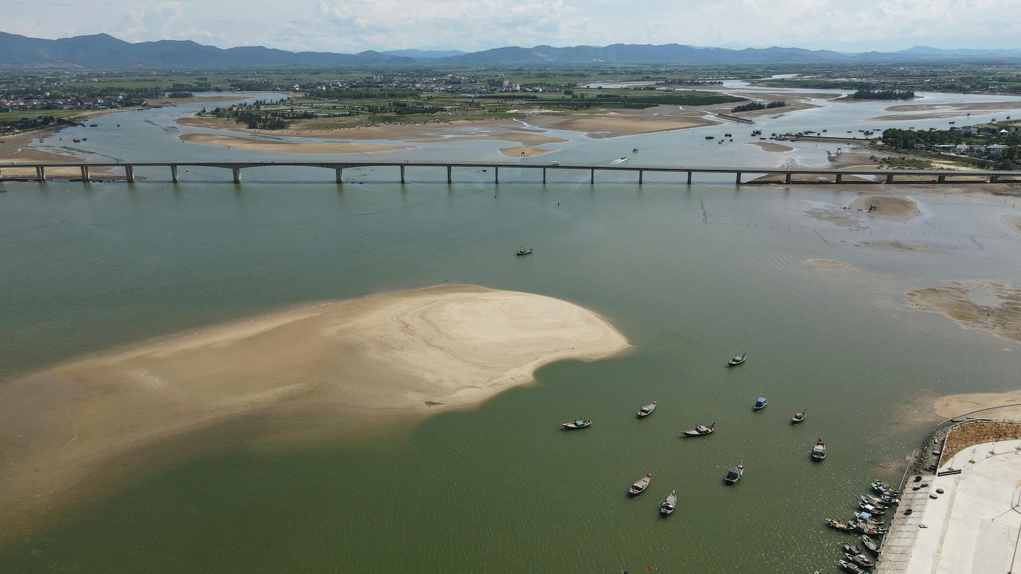 Tàu thuyền gặp khó khi ra, vào cảng cá được đầu tư gần 300 tỉ đồng vì luồng lạch bị bồi lắng- Ảnh 5.